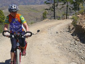 Mann auf Fahrrad am Berg