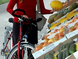 Frau mit Modell Sprint an einem Obststand