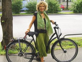 Gisela May mit ihrem Fahrrad Sprint