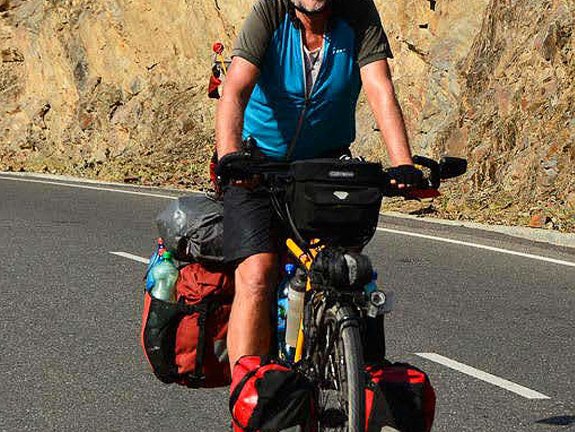 Mann auf Fahrrad am Berg