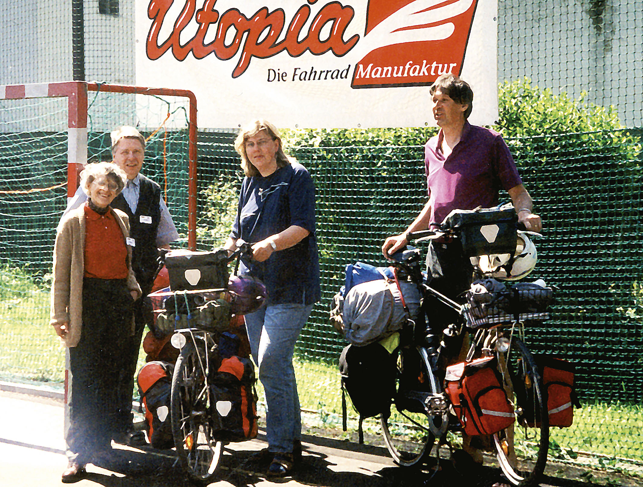 Familie Knipper in voller Reiseausstattung zu Besuch am Utopia Stand